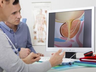 En Urolog konsultéiert de Patient iwwer Problemer mat der Potenz