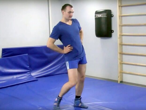 Pelvic Rotatiounen, déi de Bluttfluss aktivéieren, sinn eng exzellente Pre-Wormout Warm-up.